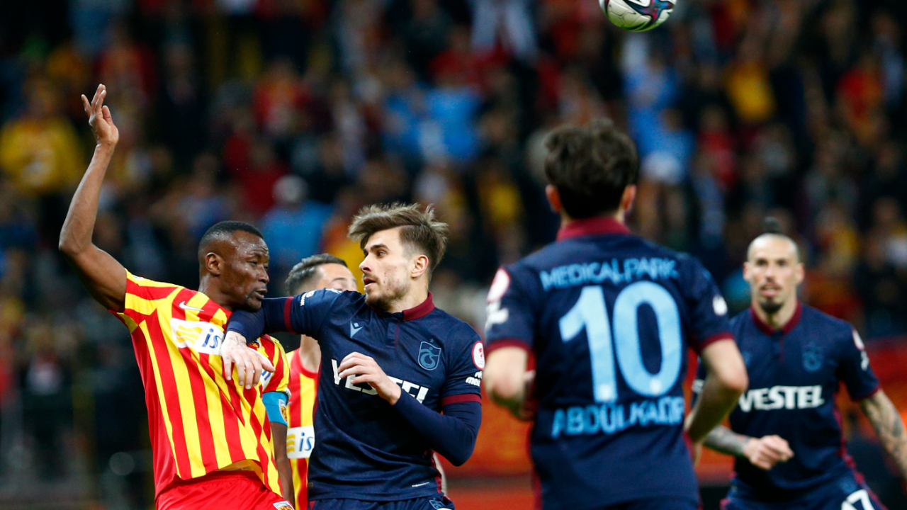 Kayserispor-Trabzonspor maçında sahaya balık atıldı!