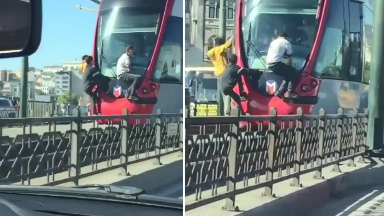 Tramvayda tehlikeli anlar: Çocuklar asılarak yolculuk yaptı!