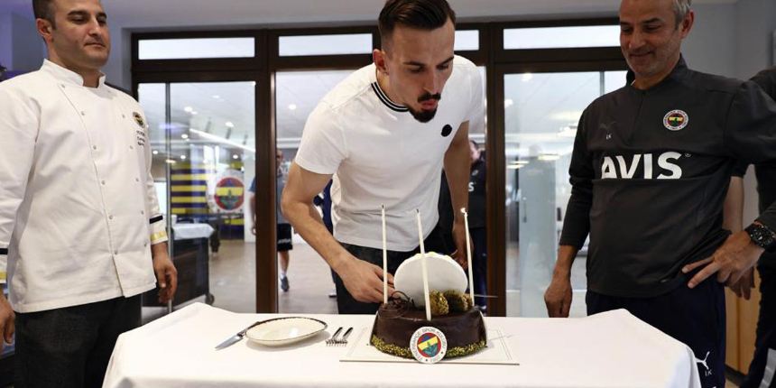 Fenerbahçeli forvet Mergim Berisha’nın tesislerde doğum günü kutlandı
