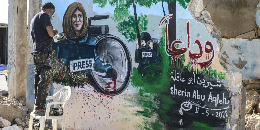 İdlibli grafiti sanatçısı, İsrail’in öldürdüğü Filistinli gazeteciyi resmetti