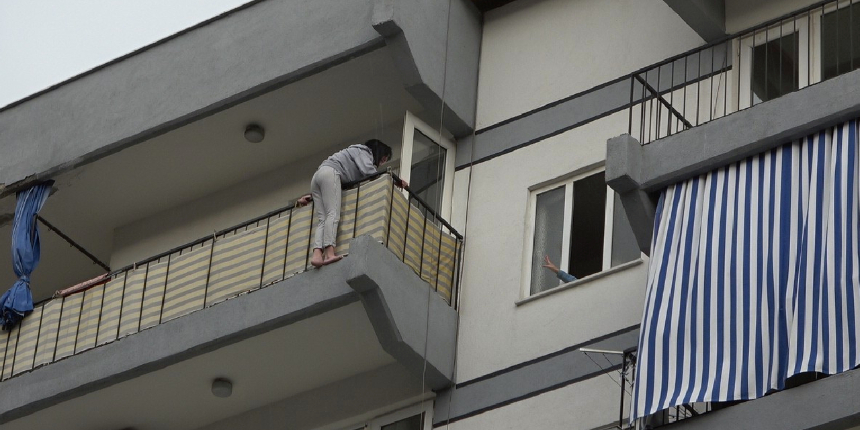 17 yaşındaki kız 6. katın balkonundan atlamak istedi