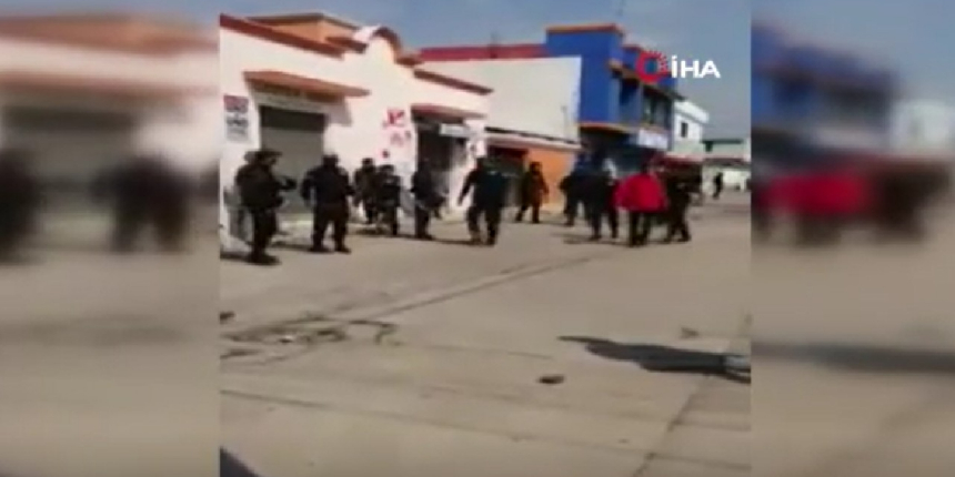 Belediye binasını basıp 31 çalışanı kaçırdılar!
