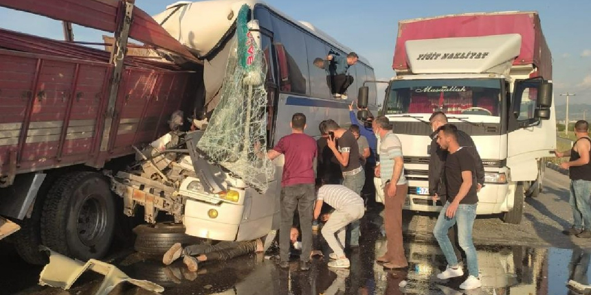 Manisa'da işçi servisi tıra çarptı: Çok sayıda yaralı var