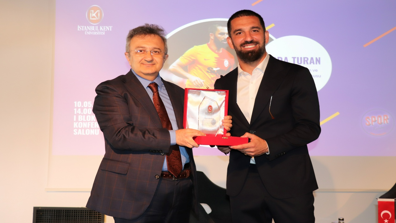 Arda Turan'a yılın örnek alınan sporcusu ödülü