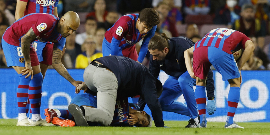 Takım arkadaşıyla kafa kafaya çarpışan Barcelonalı Ronald Araujo beyin sarsıntısı geçirdi