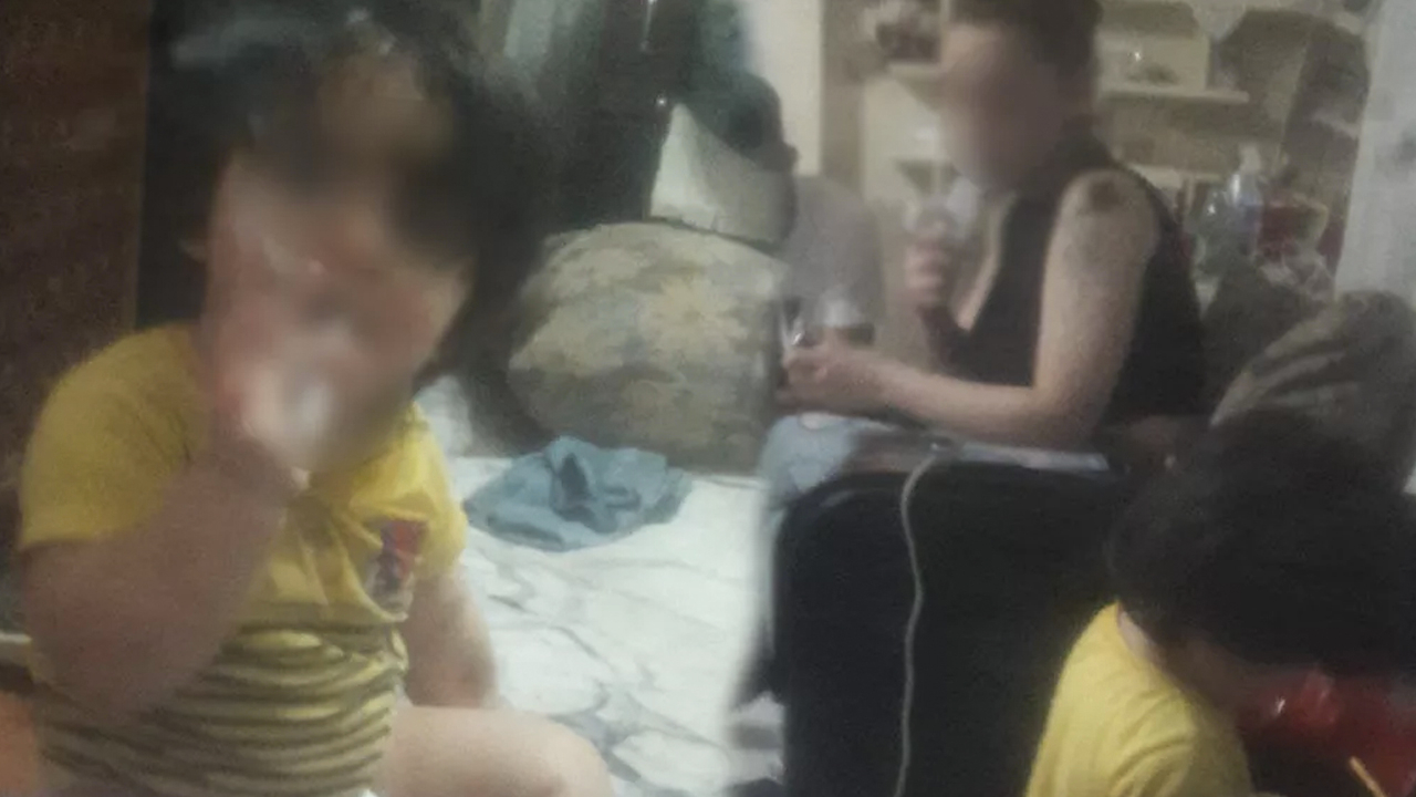 Bunu yapan anne olamaz! 2 yaşındaki oğluna sigara içirip o anları kaydetti