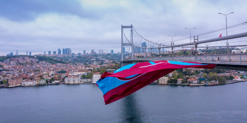 Rambo Okan, Trabzonspor bayrağını bir kez daha indirmeye çalışırken gözaltına alındı