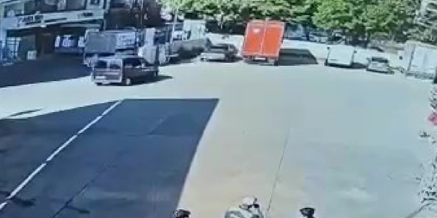 Sultanbeyli'de polisin kovaladığı otomobilin terk edildiği anlar kamerada!