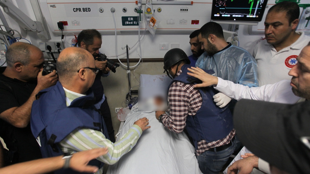 İsrail askerleri Al-Jazeera'nin kadın muhabiri Şirin Ebu Akile'yi öldürdü!