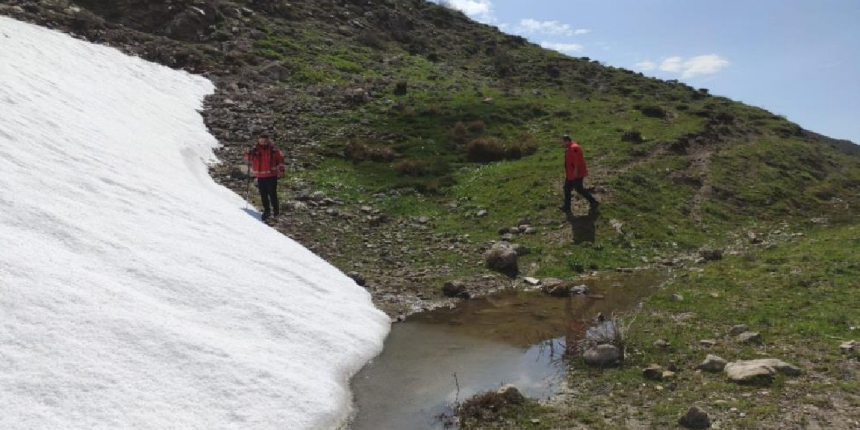 Siirt’te mayısta kar yağdı, 10 kişilik aileyi donmaktan ekipler kurtardı