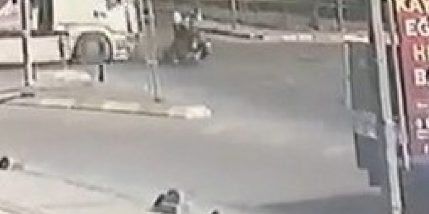 Sultanbeyli’de hafriyat kamyonu, yunus polislerine çarptı!