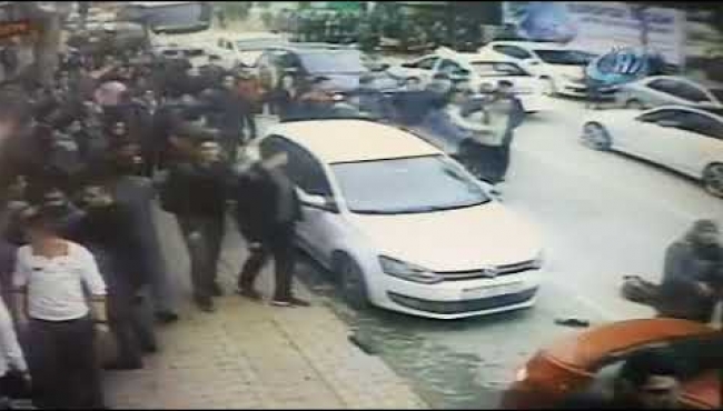 30 öğrenci okul önünde birbirine girdi...