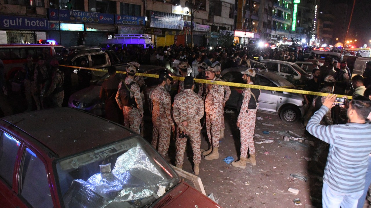 Pakistan'ın liman kenti Karaçi'de bombalı saldırı!