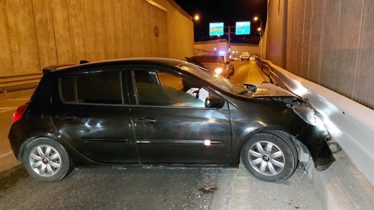 Samsun'da otomobil alt geçitte bariyere çarptı: 2 yaralı