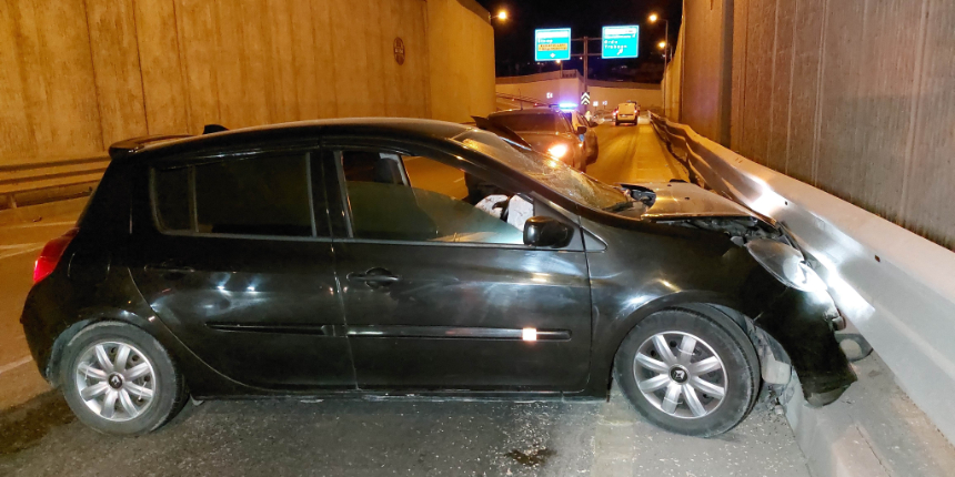 Samsun'da otomobil alt geçitte bariyere çarptı: 2 yaralı