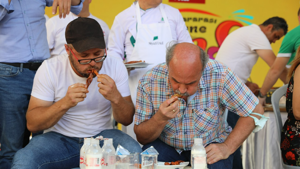 Yarışmada en çok acı biberi yedi, ağırlığınca ayçiçeği yağı kazandı
