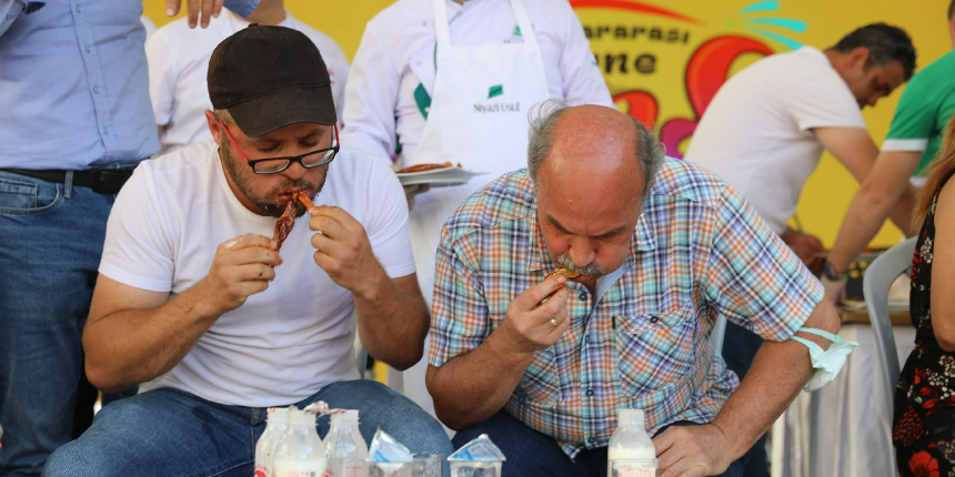 Yarışmada en çok acı biberi yedi, ağırlığınca ayçiçeği yağı kazandı