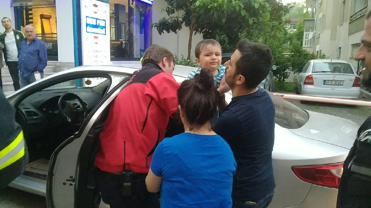 Kapıları kilitlenen otomobilde mahsur kalan bebeği itfaiye kurtardı