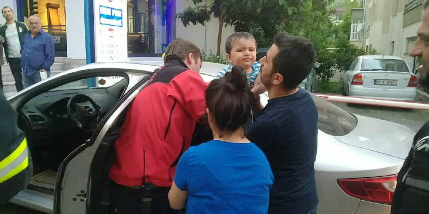 Kapıları kilitlenen otomobilde mahsur kalan bebeği itfaiye kurtardı