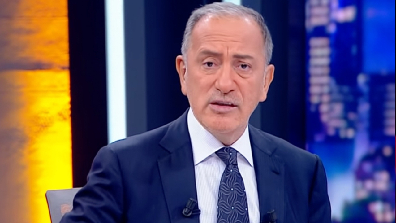 Fatih Altaylı'dan Ahmet Çakar'a 'dekolte' tepkisi: "Bundan rahatsız olsan Adnan Oktar'ın bol dekolteli oturak alemlerinde ne işin vardı!"