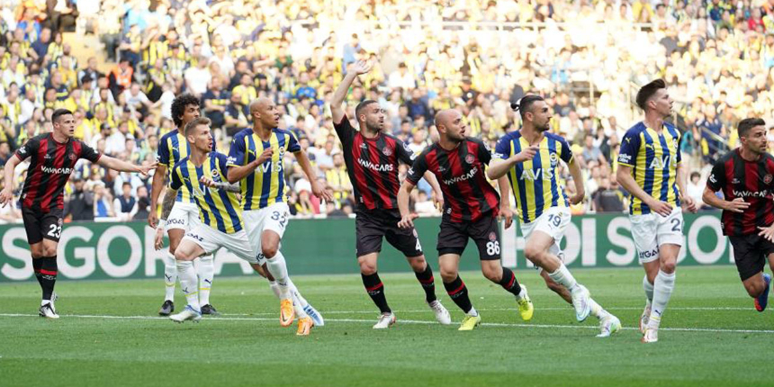 Kadıköy'de oynanan Fenerbahçe - Fatih Karagümrük Süper Lig karşılaşmasında kazanan olmadı