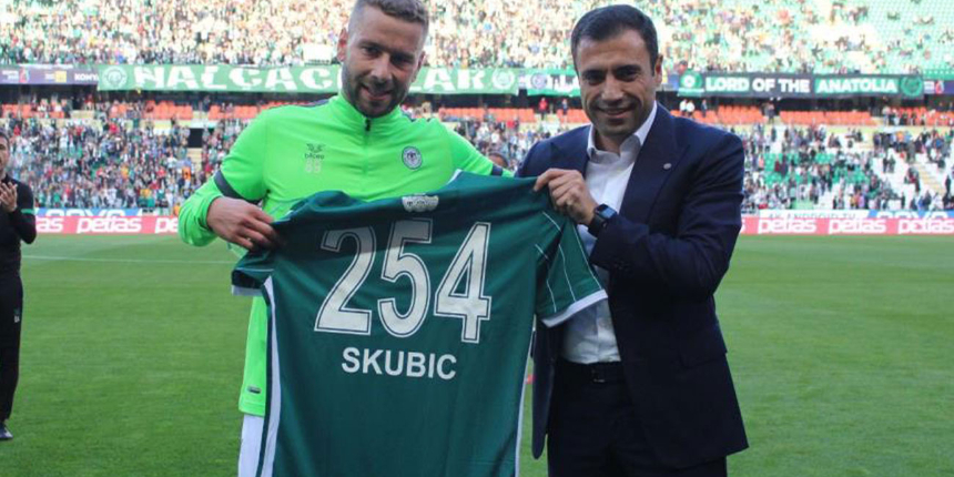 Başarılı futbolcu Nejc Skubic, Konyaspor formasıyla 254. maçında! Özel plaket verildi