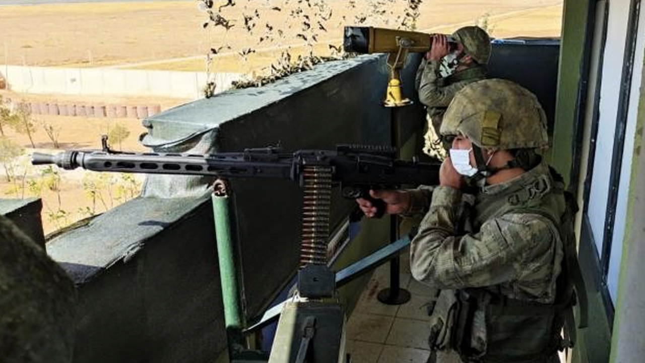 Suriye'den yasa dışı yollarla Türkiye'ye geçmeye çalışan 11 kişi yakalandı. Bir kişi DEAŞ'ı terörist