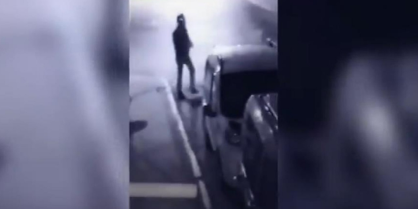 Husumetli olduğu kişinin aracını kundakladı! O anlar kamerada!