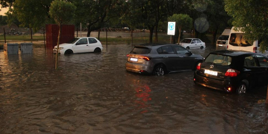20 dakikalık sağanak, yolları göle çevirdi