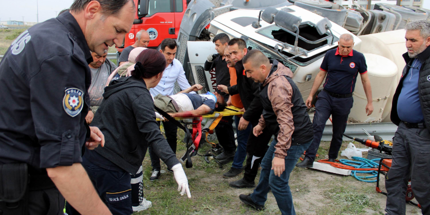 Beton mikserinde sıkışan sürücüyü kurtarmak için herkes seferber oldu
