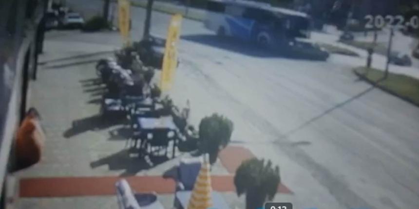 Yolcu otobüsü ile otomobil çarpıştı, kaza anı kameraya yansıdı