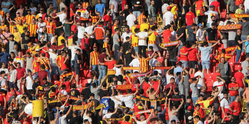 İzmir ekibi Göztepe'nin taraftarları Süper Lig'e İsyan Marşı okuyarak veda etti