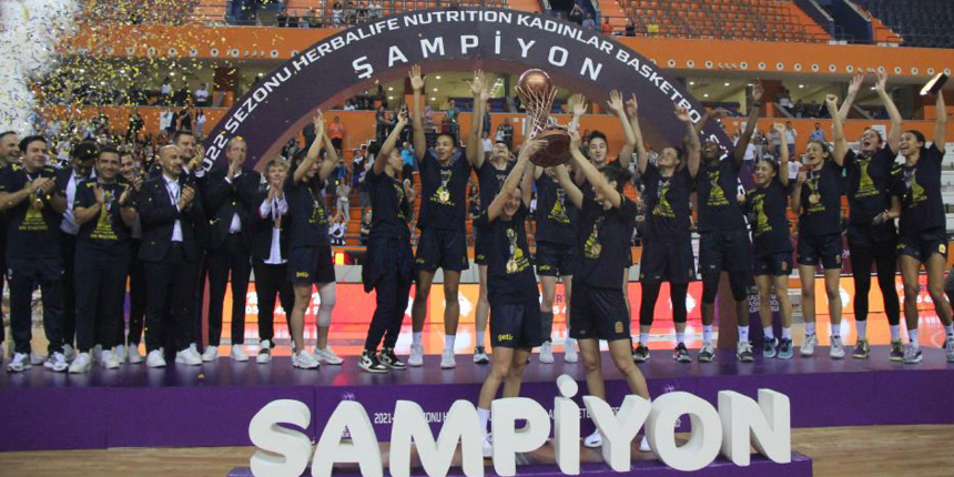 Final serisinde ÇBK Mersin Yenişehir Belediyesi'ni 3-0 ile geçen şampiyon Fenerbahçe kupasını aldı