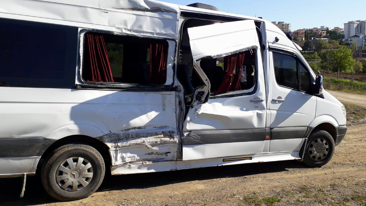 Öğrenci servisi işçi servisi ile çarpıştı: 2 öğrenci yaralı