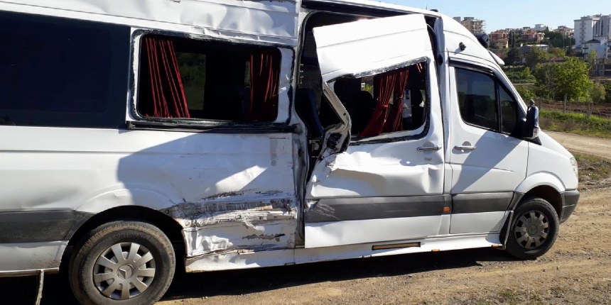Öğrenci servisi işçi servisi ile çarpıştı: 2 öğrenci yaralı