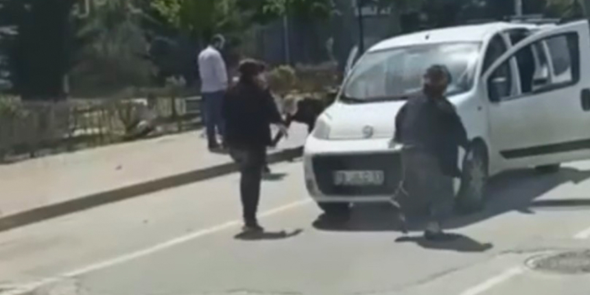 Yol verme kavgasında ortalık savaş alanına döndü: O anlar kamerada
