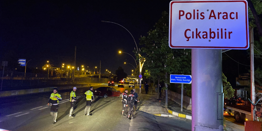 Görevden dönen motosikletli polis kaza yaptı