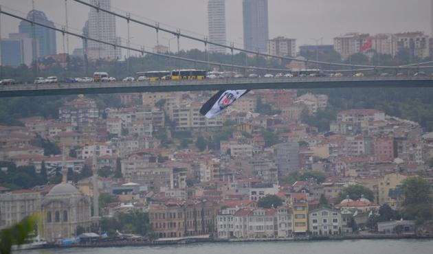 Önce yaktılar, şimdi indirdiler! Köprüde F.Bahçe bayrağının yerine Beşiktaş bayrağı...