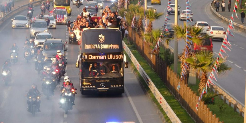 Trabzonspor kafilesi şampiyonluk kutlamaları için üstü açık otobüsle stada gitti