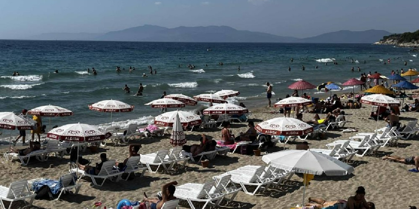 Kuşadası'nda sıcak havada plajlar doldu taştı