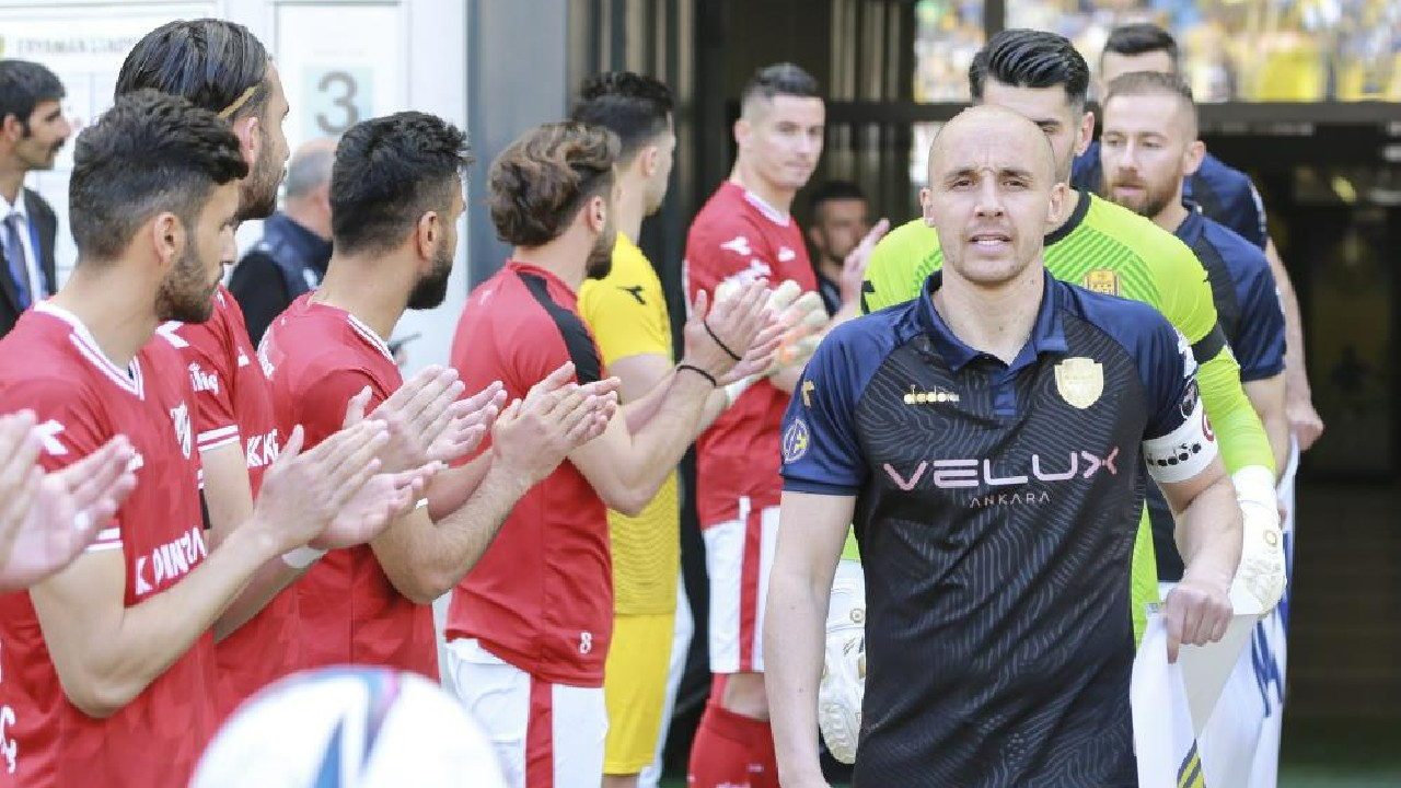 Boluspor, sahaya çıkan Ankaragücü'nü alkışlarla karşıladı