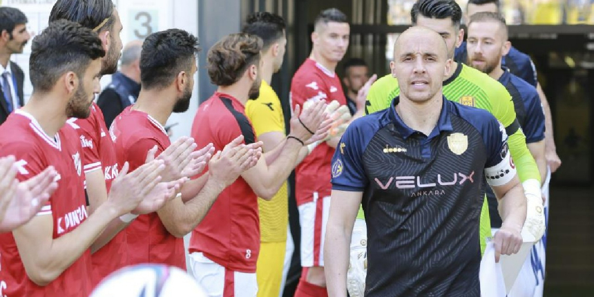 Boluspor, sahaya çıkan Ankaragücü'nü alkışlarla karşıladı