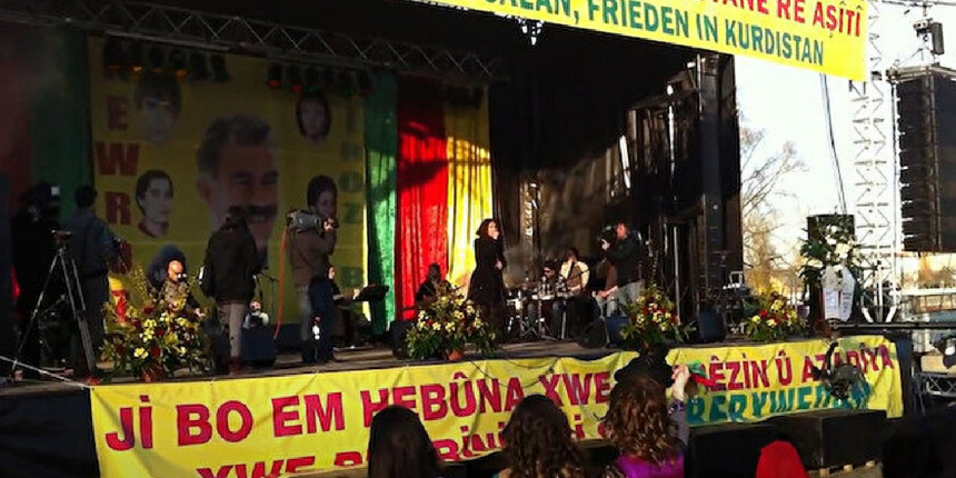 Kılıçdaroğlu, Öcalan posteri önünde konser veren Aynur Doğan'a sahip çıktı