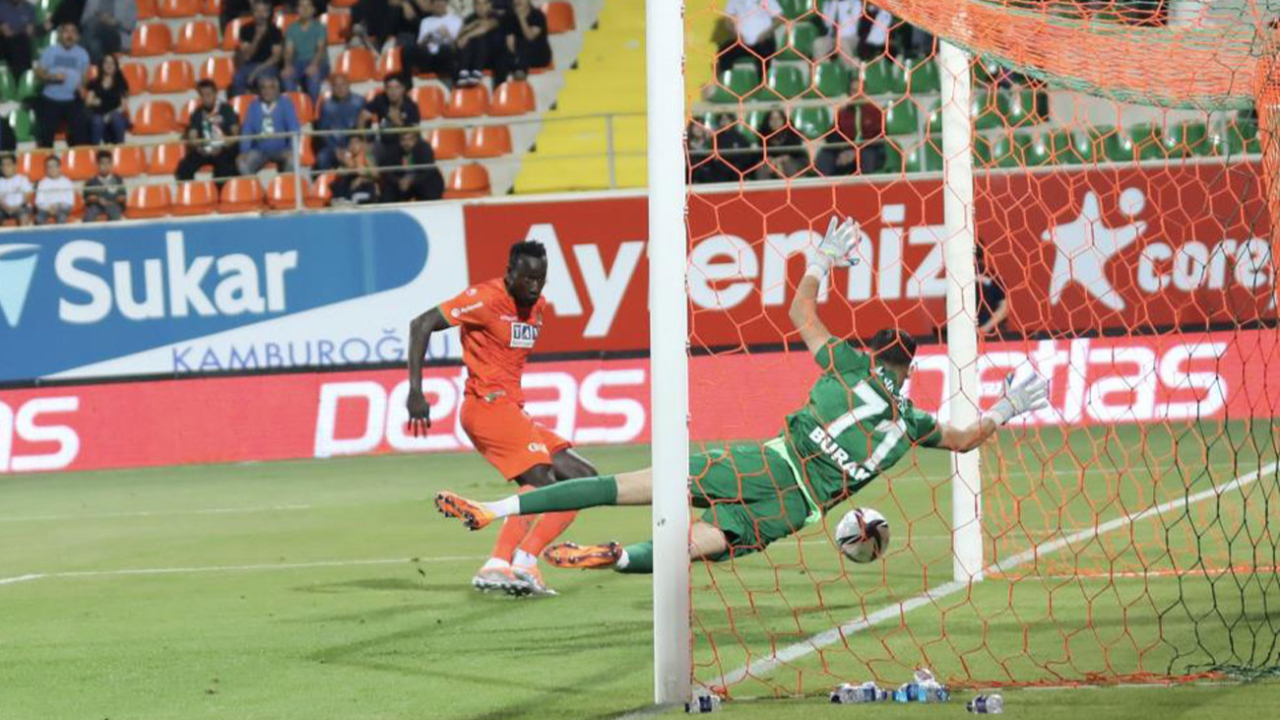 10 kişi maçı tamamlayan Alanyaspor Avrupa aşkına! Gaziantep FK'yı  3-0 yendiler
