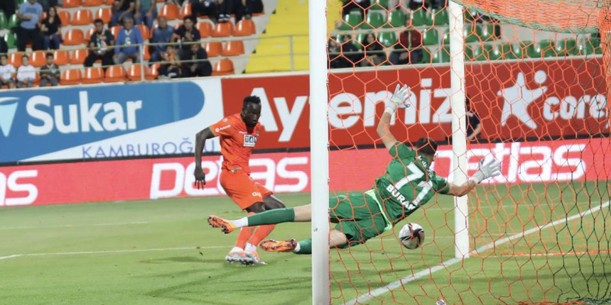 10 kişi maçı tamamlayan Alanyaspor Avrupa aşkına! Gaziantep FK'yı  3-0 yendiler