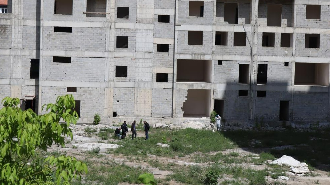 17 yaşındaki genç, 9. kattan atlayarak hayatına son verdi!