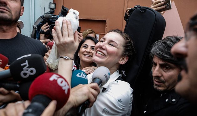 Hayranları ve gazeteci ordusu karşıladı! İşte Deniz Seki'nin özgürlüğüne kavuştuğu o anlar... / VİDEO