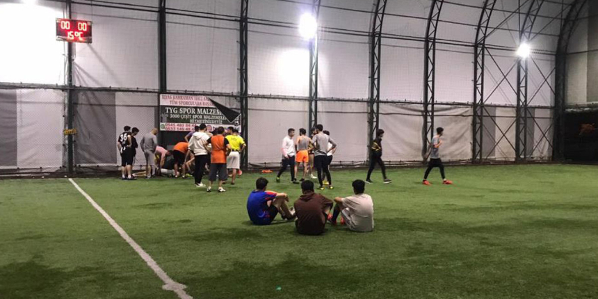Tekirdağ Çerkezköy'de halı sahada dili boğazına kaçan sporcuya hayati müdahale