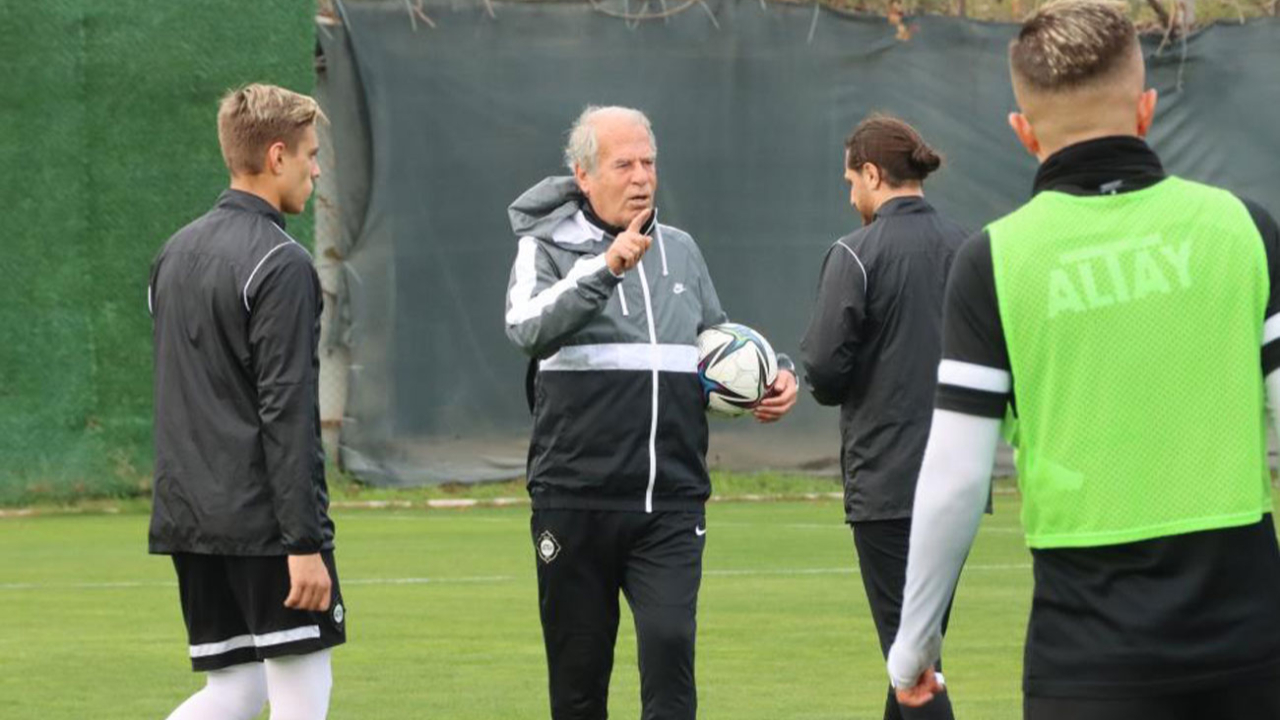 Başkanlığa hazırlanan Mustafa Denizli, Altaylı futbolcularla buluştu