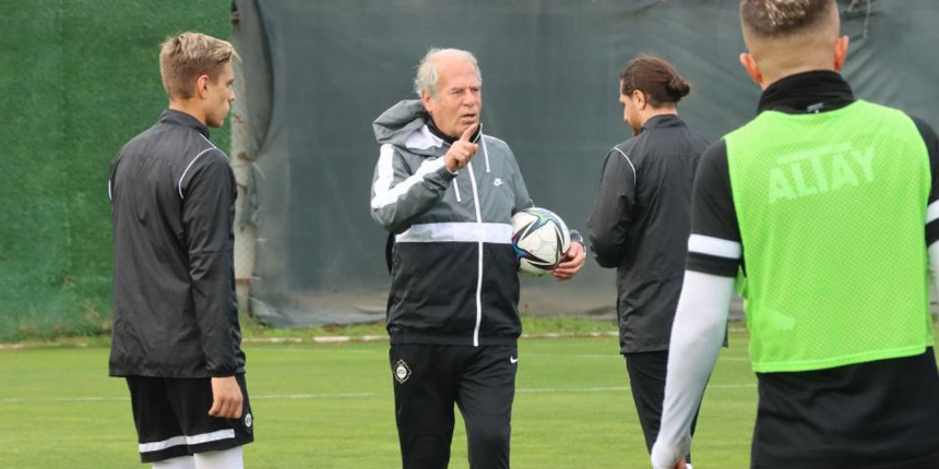 Başkanlığa hazırlanan Mustafa Denizli, Altaylı futbolcularla buluştu
